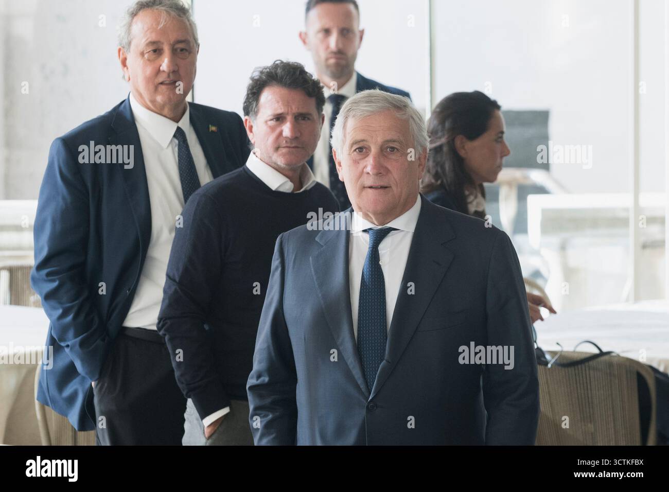 Stellvertretender Premierminister Antonio Tajani (C) im Saal des Marechiaro Hotels. Die Mitte-Rechts-Partei Forza Italia gewann als erste Partei bei den Regionalwahlen in Kalabrien mit 18 % Stimmen. Roberto Occhiuto (FI) wurde zum Gouverneur der Region Kalabrien wiedergewählt. Er feierte mit dem stellvertretenden Premierminister, Außenminister Antonio Tajani (FI) und Parteimitgliedern im Hotel Marechiaro. Stockfoto
