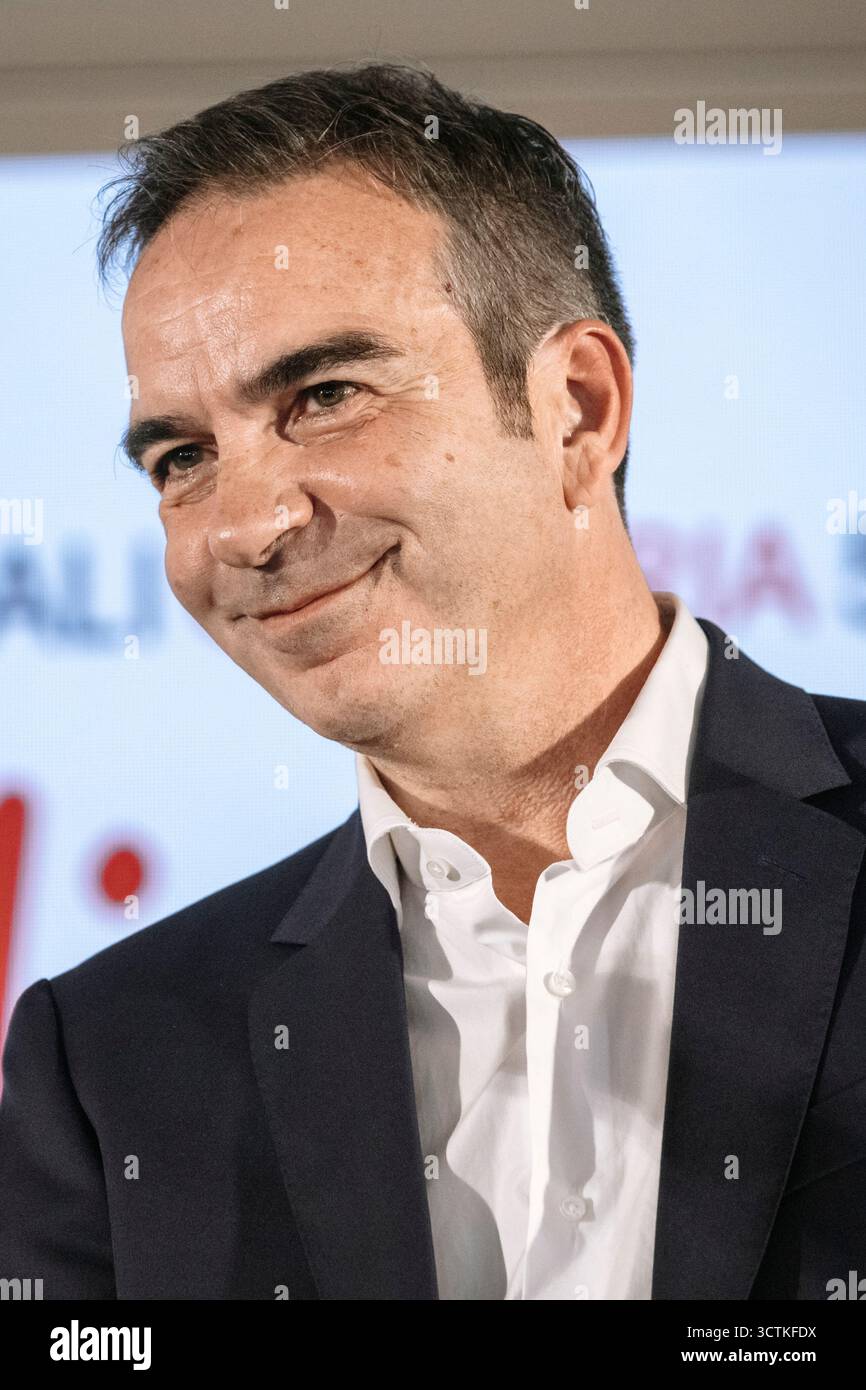 Roberto Occhiuto (FI), neuer Gouverneur von Kalabrien auf der Bühne. Die Mitte-Rechts-Partei Forza Italia gewann als erste Partei bei den Regionalwahlen in Kalabrien mit 18 % Stimmen. Roberto Occhiuto (FI) wurde zum Gouverneur der Region Kalabrien wiedergewählt. Er feierte mit dem stellvertretenden Premierminister, Außenminister Antonio Tajani (FI) und Parteimitgliedern im Hotel Marechiaro. Stockfoto
