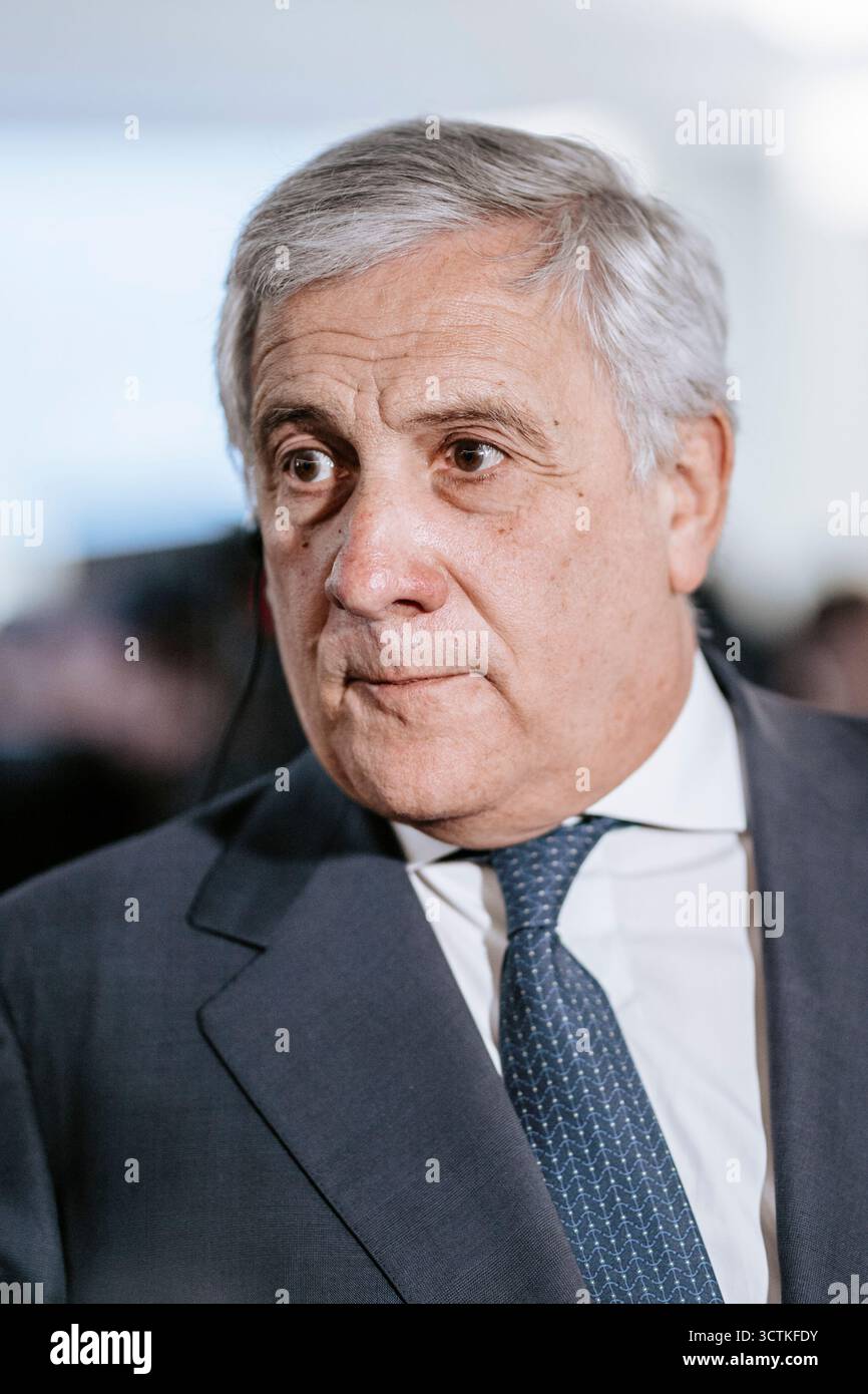Antonio Tajani (FI), stellvertretender Premierminister in einem Interview. Die Mitte-Rechts-Partei Forza Italia gewann als erste Partei bei den Regionalwahlen in Kalabrien mit 18 % Stimmen. Roberto Occhiuto (FI) wurde zum Gouverneur der Region Kalabrien wiedergewählt. Er feierte mit dem stellvertretenden Premierminister, Außenminister Antonio Tajani (FI) und Parteimitgliedern im Hotel Marechiaro. Stockfoto