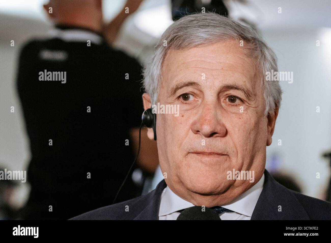 Antonio Tajani (FI), stellvertretender Premierminister in einem Interview. Die Mitte-Rechts-Partei Forza Italia gewann als erste Partei bei den Regionalwahlen in Kalabrien mit 18 % Stimmen. Roberto Occhiuto (FI) wurde zum Gouverneur der Region Kalabrien wiedergewählt. Er feierte mit dem stellvertretenden Premierminister, Außenminister Antonio Tajani (FI) und Parteimitgliedern im Hotel Marechiaro. Stockfoto