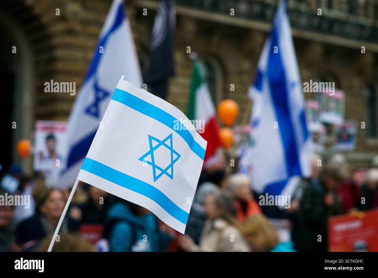 cntv Demonstranten mit Banner Israel Fahne Plakate und Fotos der Geisel CA, 200 Menschen demonstrierten heute auf dem Hamburger Rathausmarkt anlaeßlich des 2.Jahrestage des Überfalls der Hamas auf Israel. Hamburg vor dem Rathaus 07.10.2025 Hamburg Deutschland *** cntv-Demonstranten mit Banner Israel-Flagge Plakate und Fotos von Geiseln CA, 200 Menschen demonstrierten heute auf dem Hamburger Rathausmarkt anlässlich des 2. Jahrestages des Hamas-Angriffs auf Israel Hamburg vor dem Rathaus 07 10 2025 Hamburg Deutschland Stockfoto
