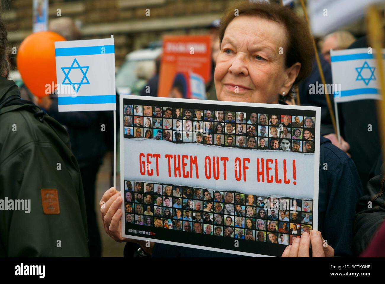 cntv Demonstranten mit Banner Israel Fahne Plakate und Fotos der Geisel CA, 200 Menschen demonstrierten heute auf dem Hamburger Rathausmarkt anlaeßlich des 2.Jahrestage des Überfalls der Hamas auf Israel. Hamburg vor dem Rathaus 07.10.2025 Hamburg Deutschland *** cntv-Demonstranten mit Banner Israel-Flagge Plakate und Fotos von Geiseln CA, 200 Menschen demonstrierten heute auf dem Hamburger Rathausmarkt anlässlich des 2. Jahrestages des Hamas-Angriffs auf Israel Hamburg vor dem Rathaus 07 10 2025 Hamburg Deutschland Stockfoto