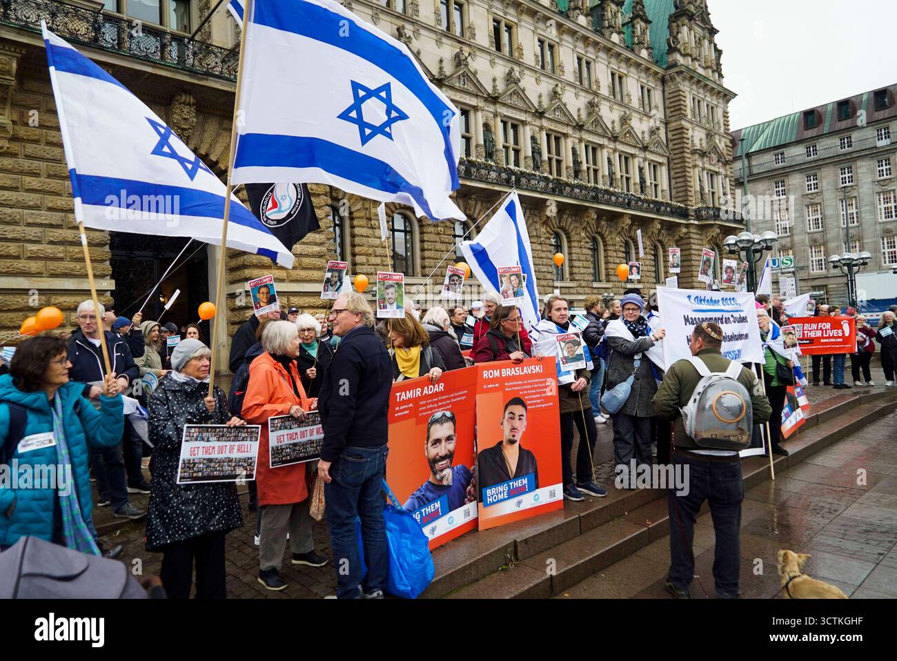 cntv Demonstranten mit Banner Israel Fahne Plakate und Fotos der Geisel CA, 200 Menschen demonstrierten heute auf dem Hamburger Rathausmarkt anlaeßlich des 2.Jahrestage des Überfalls der Hamas auf Israel. Hamburg vor dem Rathaus 07.10.2025 Hamburg Deutschland *** cntv-Demonstranten mit Banner Israel-Flagge Plakate und Fotos von Geiseln CA, 200 Menschen demonstrierten heute auf dem Hamburger Rathausmarkt anlässlich des 2. Jahrestages des Hamas-Angriffs auf Israel Hamburg vor dem Rathaus 07 10 2025 Hamburg Deutschland Stockfoto
