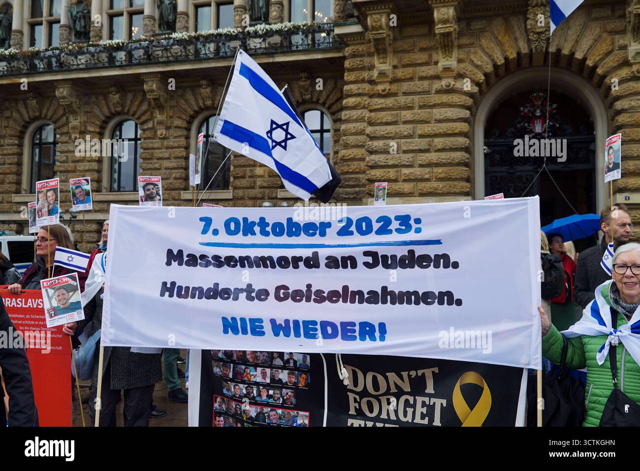 cntv Demonstranten mit Banner Israel Fahne Plakate und Fotos der Geisel CA, 200 Menschen demonstrierten heute auf dem Hamburger Rathausmarkt anlaeßlich des 2.Jahrestage des Überfalls der Hamas auf Israel. Hamburg vor dem Rathaus 07.10.2025 Hamburg Deutschland *** cntv-Demonstranten mit Banner Israel-Flagge Plakate und Fotos von Geiseln CA, 200 Menschen demonstrierten heute auf dem Hamburger Rathausmarkt anlässlich des 2. Jahrestages des Hamas-Angriffs auf Israel Hamburg vor dem Rathaus 07 10 2025 Hamburg Deutschland Stockfoto