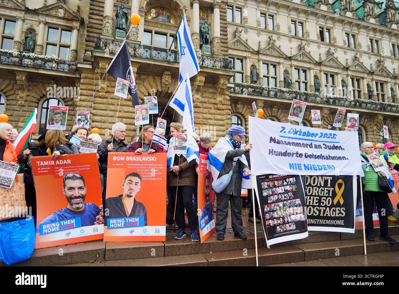 cntv Demonstranten mit Banner Israel Fahne Plakate und Fotos der Geisel CA, 200 Menschen demonstrierten heute auf dem Hamburger Rathausmarkt anlaeßlich des 2.Jahrestage des Überfalls der Hamas auf Israel. Hamburg vor dem Rathaus 07.10.2025 Hamburg Deutschland *** cntv-Demonstranten mit Banner Israel-Flagge Plakate und Fotos von Geiseln CA, 200 Menschen demonstrierten heute auf dem Hamburger Rathausmarkt anlässlich des 2. Jahrestages des Hamas-Angriffs auf Israel Hamburg vor dem Rathaus 07 10 2025 Hamburg Deutschland Stockfoto