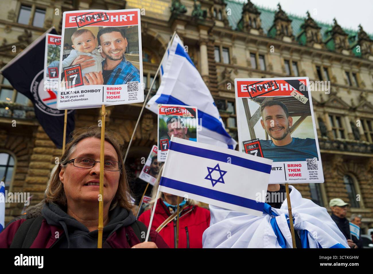 cntv Demonstranten mit Banner Israel Fahne Plakate und Fotos der Geisel CA, 200 Menschen demonstrierten heute auf dem Hamburger Rathausmarkt anlaeßlich des 2.Jahrestage des Überfalls der Hamas auf Israel. Hamburg vor dem Rathaus 07.10.2025 Hamburg Deutschland *** cntv-Demonstranten mit Banner Israel-Flagge Plakate und Fotos von Geiseln CA, 200 Menschen demonstrierten heute auf dem Hamburger Rathausmarkt anlässlich des 2. Jahrestages des Hamas-Angriffs auf Israel Hamburg vor dem Rathaus 07 10 2025 Hamburg Deutschland Stockfoto