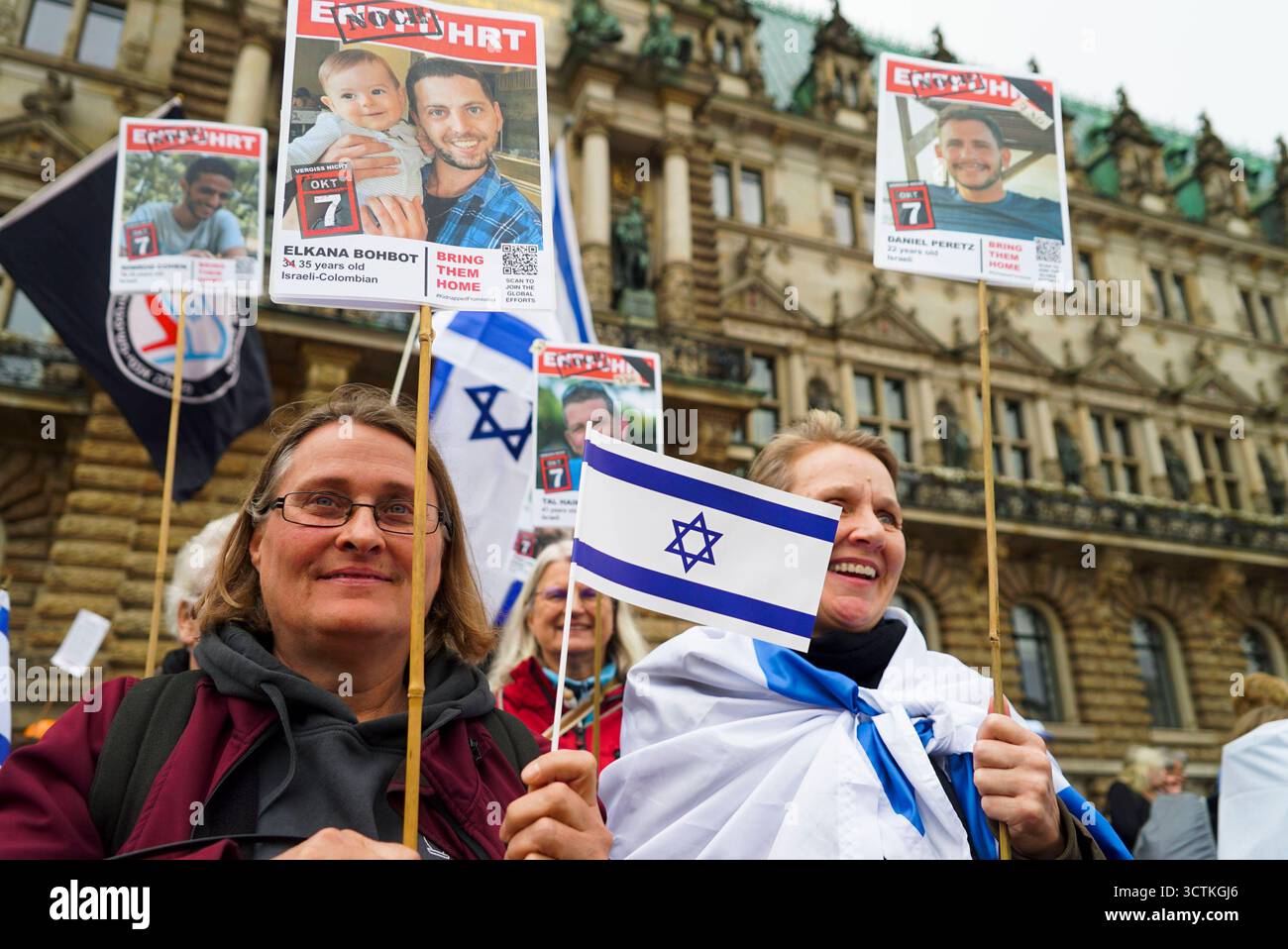 cntv Demonstranten mit Banner Israel Fahne Plakate und Fotos der Geisel CA, 200 Menschen demonstrierten heute auf dem Hamburger Rathausmarkt anlaeßlich des 2.Jahrestage des Überfalls der Hamas auf Israel. Hamburg vor dem Rathaus 07.10.2025 Hamburg Deutschland *** cntv-Demonstranten mit Banner Israel-Flagge Plakate und Fotos von Geiseln CA, 200 Menschen demonstrierten heute auf dem Hamburger Rathausmarkt anlässlich des 2. Jahrestages des Hamas-Angriffs auf Israel Hamburg vor dem Rathaus 07 10 2025 Hamburg Deutschland Stockfoto