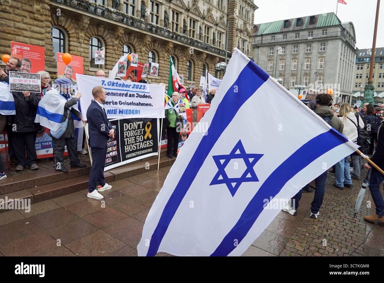 cntv Demonstranten mit Banner Israel Fahne Plakate und Fotos der Geisel CA, 200 Menschen demonstrierten heute auf dem Hamburger Rathausmarkt anlaeßlich des 2.Jahrestage des Überfalls der Hamas auf Israel. Hamburg vor dem Rathaus 07.10.2025 Hamburg Deutschland *** cntv-Demonstranten mit Banner Israel-Flagge Plakate und Fotos von Geiseln CA, 200 Menschen demonstrierten heute auf dem Hamburger Rathausmarkt anlässlich des 2. Jahrestages des Hamas-Angriffs auf Israel Hamburg vor dem Rathaus 07 10 2025 Hamburg Deutschland Stockfoto