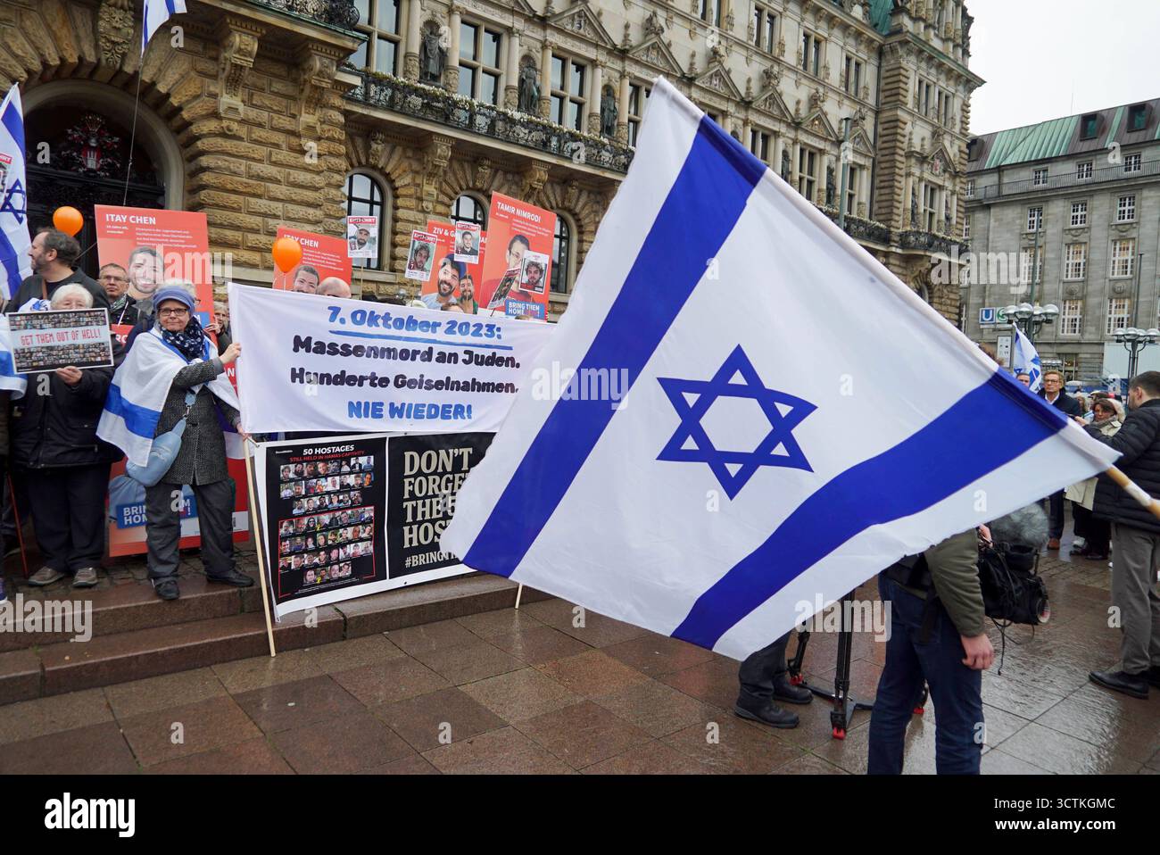 cntv Demonstranten mit Banner Israel Fahne Plakate und Fotos der Geisel CA, 200 Menschen demonstrierten heute auf dem Hamburger Rathausmarkt anlaeßlich des 2.Jahrestage des Überfalls der Hamas auf Israel. Hamburg vor dem Rathaus 07.10.2025 Hamburg Deutschland *** cntv-Demonstranten mit Banner Israel-Flagge Plakate und Fotos von Geiseln CA, 200 Menschen demonstrierten heute auf dem Hamburger Rathausmarkt anlässlich des 2. Jahrestages des Hamas-Angriffs auf Israel Hamburg vor dem Rathaus 07 10 2025 Hamburg Deutschland Stockfoto