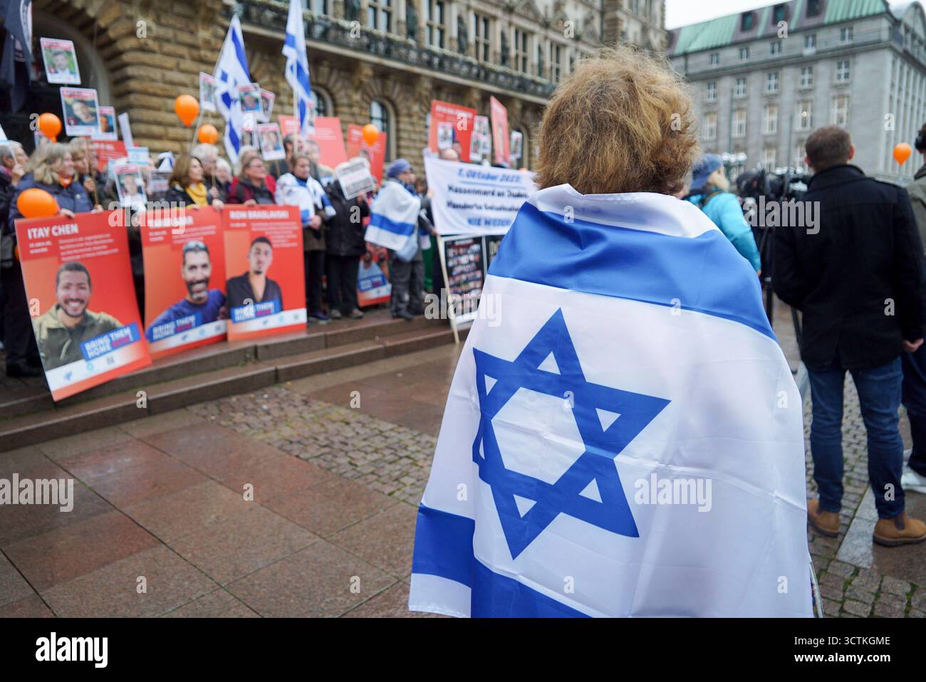 cntv Demonstranten mit Banner Israel Fahne Plakate und Fotos der Geisel CA, 200 Menschen demonstrierten heute auf dem Hamburger Rathausmarkt anlaeßlich des 2.Jahrestage des Überfalls der Hamas auf Israel. Hamburg vor dem Rathaus 07.10.2025 Hamburg Deutschland *** cntv-Demonstranten mit Banner Israel-Flagge Plakate und Fotos von Geiseln CA, 200 Menschen demonstrierten heute auf dem Hamburger Rathausmarkt anlässlich des 2. Jahrestages des Hamas-Angriffs auf Israel Hamburg vor dem Rathaus 07 10 2025 Hamburg Deutschland Stockfoto