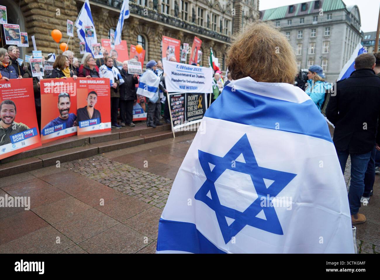 cntv Demonstranten mit Banner Israel Fahne Plakate und Fotos der Geisel CA, 200 Menschen demonstrierten heute auf dem Hamburger Rathausmarkt anlaeßlich des 2.Jahrestage des Überfalls der Hamas auf Israel. Hamburg vor dem Rathaus 07.10.2025 Hamburg Deutschland *** cntv-Demonstranten mit Banner Israel-Flagge Plakate und Fotos von Geiseln CA, 200 Menschen demonstrierten heute auf dem Hamburger Rathausmarkt anlässlich des 2. Jahrestages des Hamas-Angriffs auf Israel Hamburg vor dem Rathaus 07 10 2025 Hamburg Deutschland Stockfoto