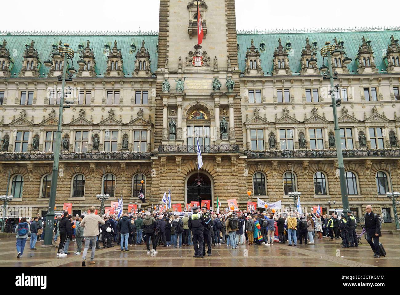 cntv der Hamburger Büergermeister Peter Tschentscher und die Büergerschaftspraesidentin Carola Veit SPD Politiker nahmen an der Veranstaltung teil.Hamburg-Rathaus 07.10.2025 Demonstranten mit Banner Israel Fahne Plakate und Fotos der Geisel CA, 200 Menschen demonstrierten heute auf dem Hamburger Rathausmarkt anlaeßlich des 2.Jahrestage des Überfalls der Hamas auf Israel. Hamburg Deutschland *** cntv der Bürgermeister von Hamburg Peter Tschentscher und die Parlamentspräsidentin Carola Veit SPD-Politiker nahmen an der Veranstaltung Hamburg Rathaus 07 10 2025 Demonstranten mit Banner Israel Flagge po Teil Stockfoto