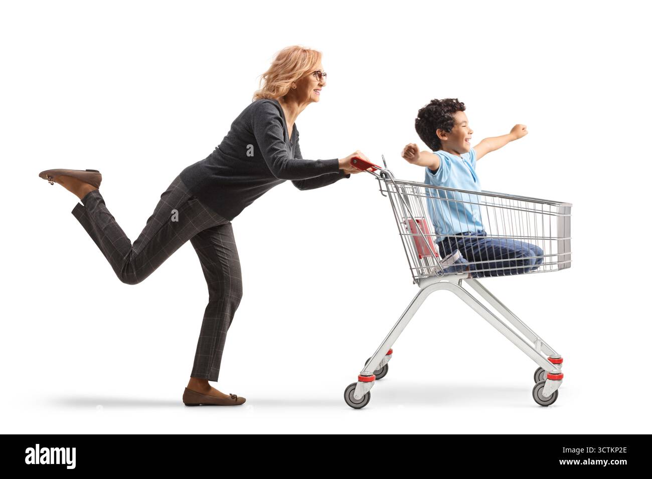 Frau, die ein Kind in einem Einkaufswagen fährt, isoliert auf weißem Hintergrund Stockfoto