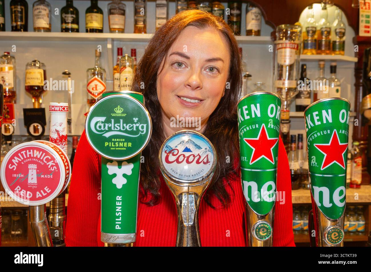 Frau hinter Barzapfen im Irish Pub Stockfoto