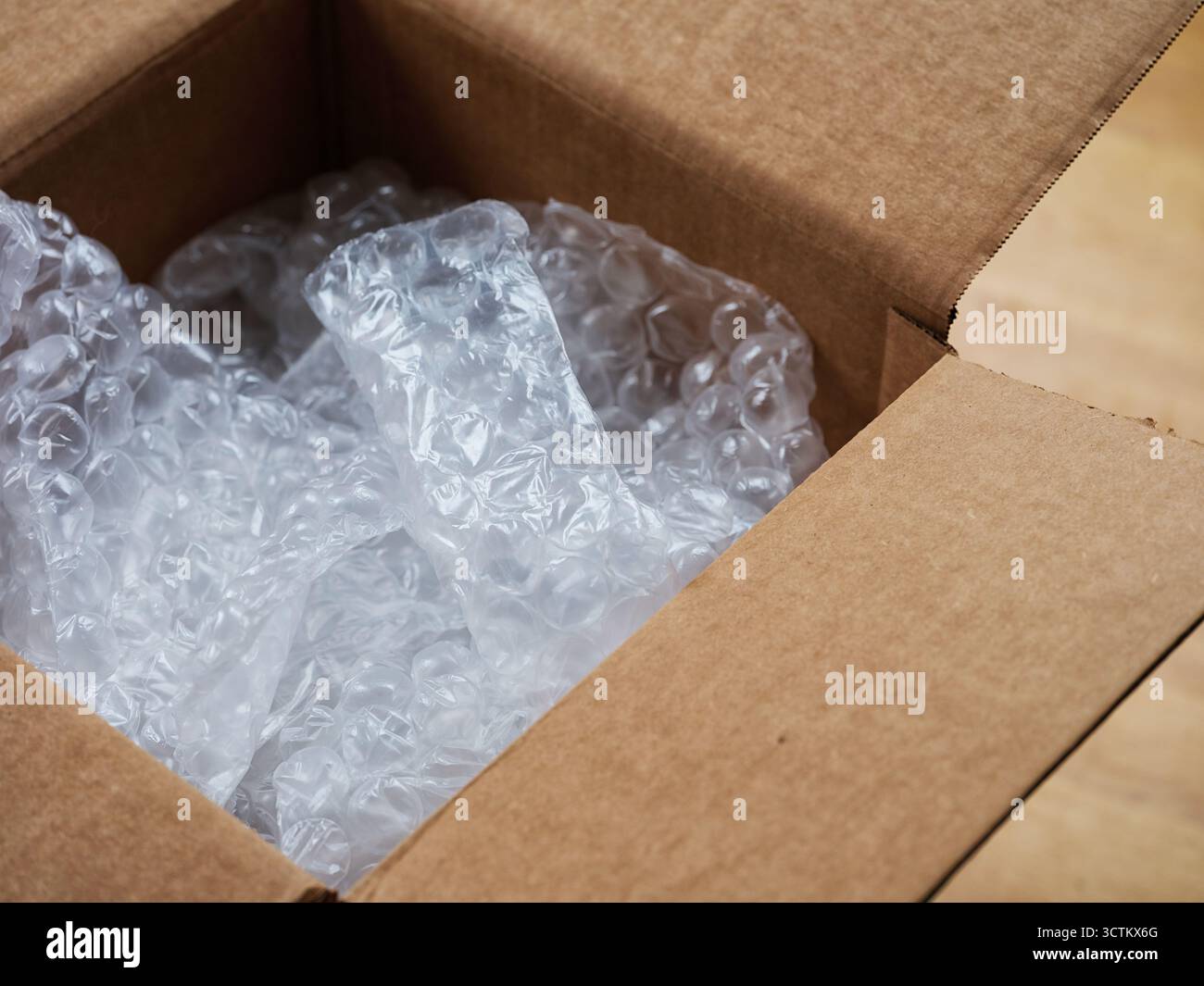 Eine offene Pappschachtel mit Luftpolsterfolie im Inneren. Nahaufnahme. Stockfoto