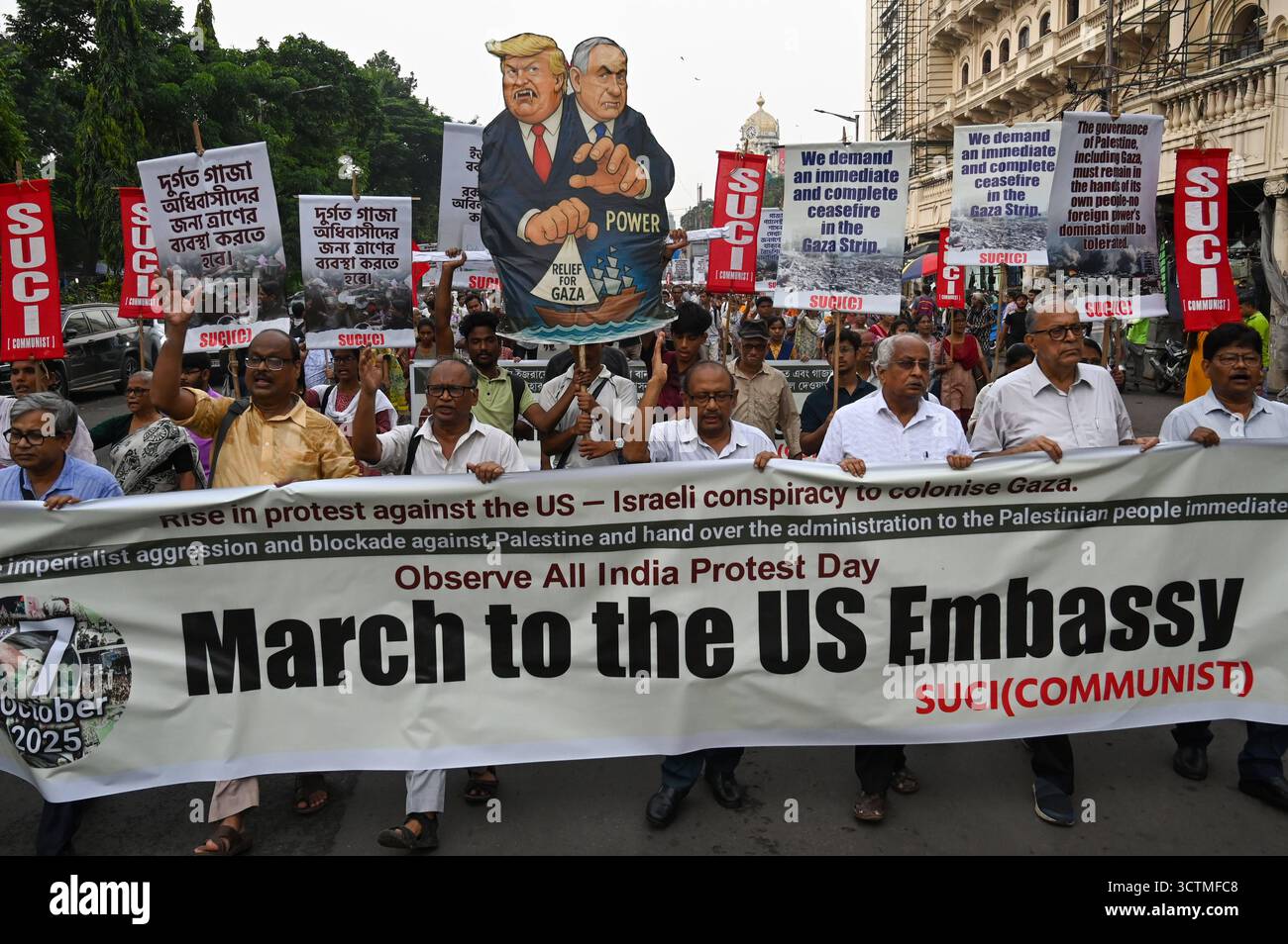 KOLKATA, INDIEN - 7. OKTOBER: Anhänger des Sozialistischen Einheitszentrums Indiens Kommunist veranstalten eine propalästinensische Kundgebung mit einem Bildnis des US-Präsidenten Donald Trump und des israelischen Ministerpräsidenten Benjamin Netanjahu wegen des Angriffs auf den Gazastreifen und des Abfangens von Flotilla-Hilfsbooten durch Israel am 7. Oktober 2025 in Kalkutta, Indien. Foto: Samir Jana/Hindustan Times SUCIC-Protestkundgebung in Kalkutta, um Solidarität mit Palästinensern gegen Israels Aktion im Gazastreifen zum Ausdruck zu bringen Stockfoto