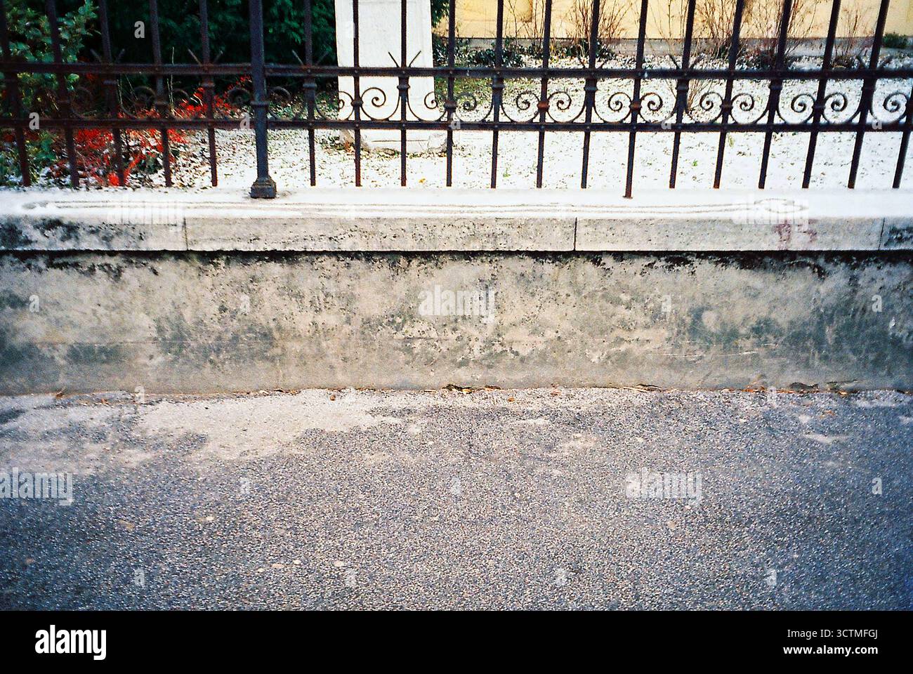 Textur einer alten Gebäudewand und eines Zauns, aufgenommen auf analogem Film. Stockfoto