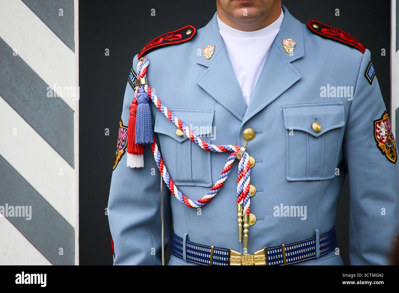 Eine Nahaufnahme mit den komplizierten Details der hellblauen zeremoniellen Uniform der Prager Burgwache (Hradní Stráž). Stockfoto Eine Nahaufnahme mit den komplizierten Details der hellblauen zeremoniellen Uniform der Prager Burgwache (Hradní Stráž). Stockfoto