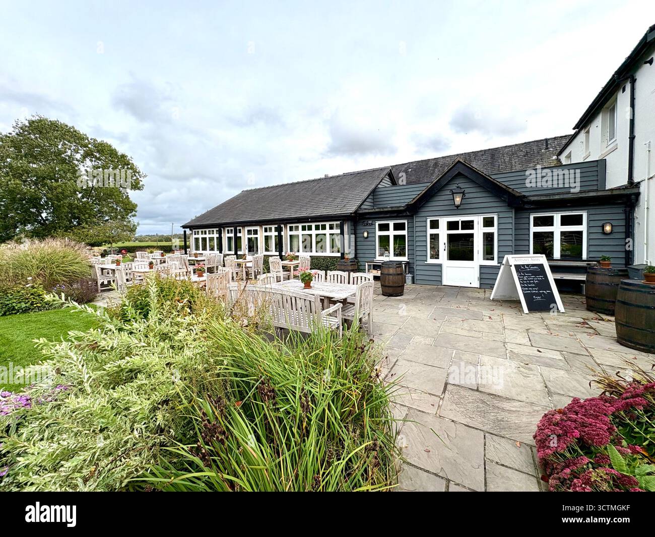 The Aspinall Arms, Pub und Restaurant in Little Mitton, Clitheroe, Lancashire, England, UK - Smartphone-aufgenommenes Stockfoto