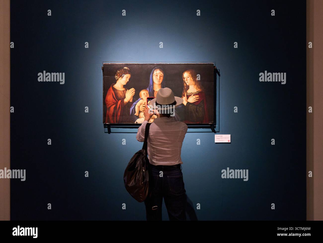 Frau, die ein Foto macht, Giovanni Bellini (Venezia, 1435 ca. - 1516), Madonna Col Bambino tra le sante Caterina e Maddalena, 1488 - 1490, Gallerie dell'Accademia, Galleria dell'Accademia, Campo della Carita, Dorsoduro, Venedig, Venezia, Veneto, Italien. Stockfoto