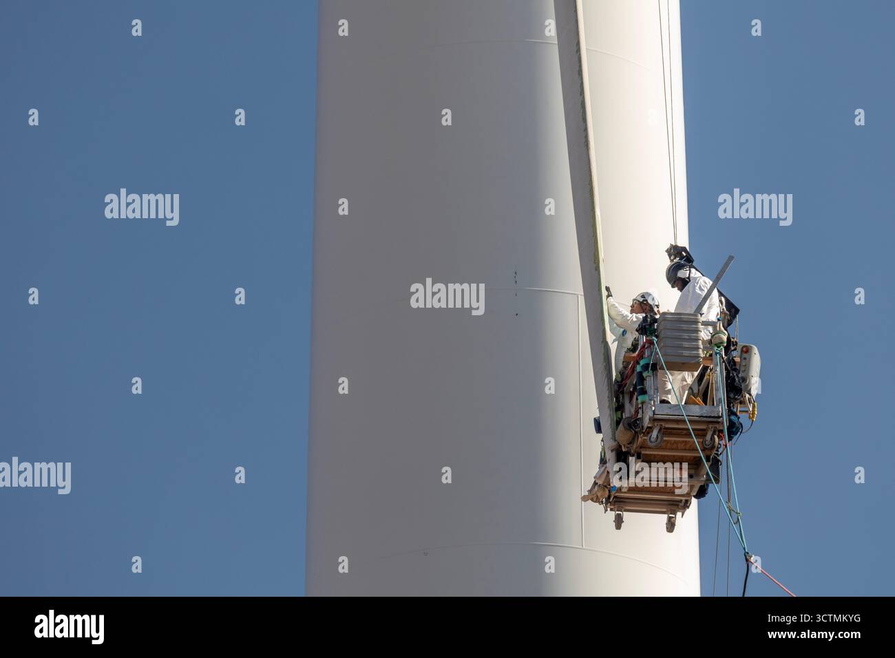 Luverne, Minnesota - Arbeiter reparieren das gerissene Rotorblatt einer Windturbine. Stockfoto