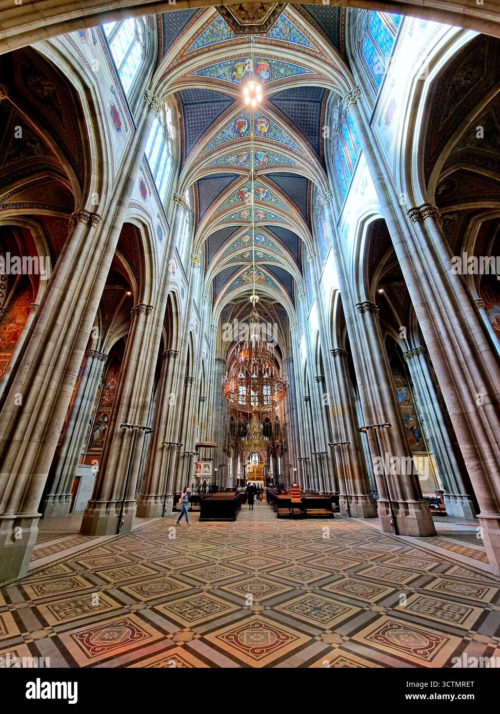 Vertikale Abbildung des Hauptschiffs der neogotischen Votivkirche in Wien, Österreich Stockfoto