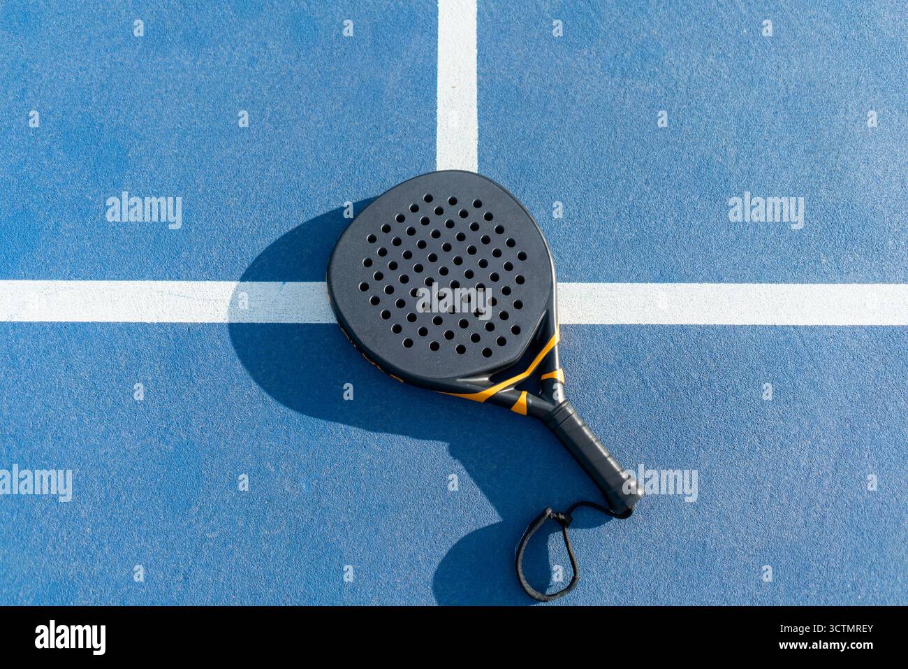 Hochwinkelansicht des Padel-Tennisschlägers auf blauer Außenfläche des Tennisplatzes Stockfoto