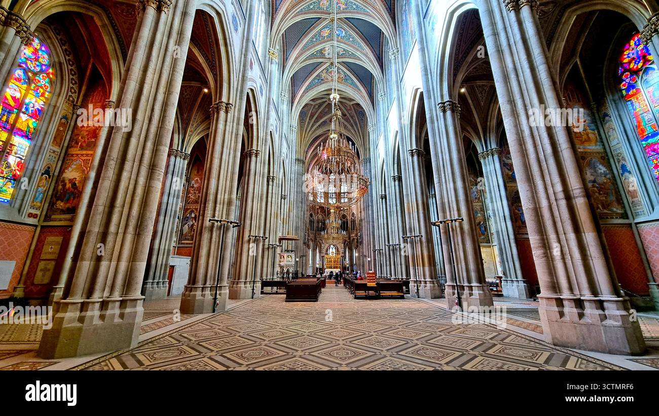 Majestätisches Panorama des Hauptschiffs der neogotischen Votivkirche in Wien, Österreich Stockfoto