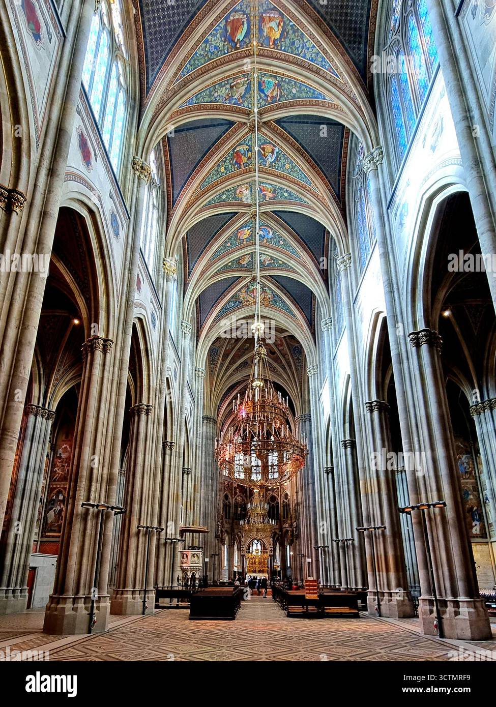 Vertikale Darstellung des kunstvollen Innenraums der neogotischen Votivkirche in Wien, Österreich Stockfoto