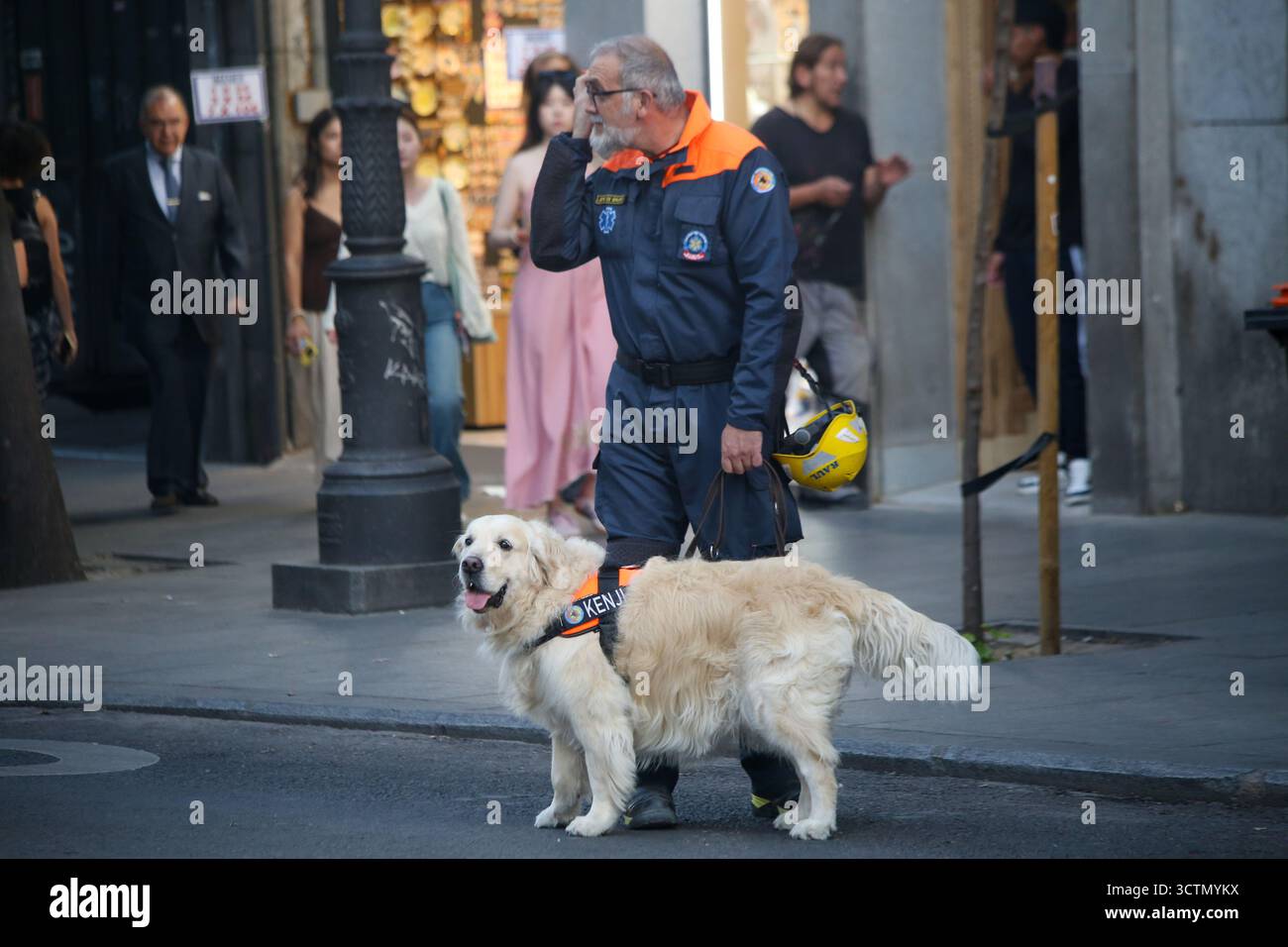 Madrid, Spanien, 7. Oktober 2025: Ein Beamter des Katastrophenschutzes mit einem Such-Hund während des teilweisen Einsturzes eines Gebäudes im Opernbereich am 7. Oktober 2025 in Madrid, Spanien. Quelle: Alberto Brevers / Alamy Live News Stockfoto