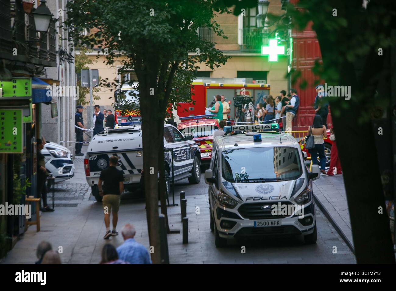 Madrid, Spanien, 7. Oktober 2025: Mehrere örtliche Polizei- und Feuerwehrfahrzeuge wurden beim teilweisen Einsturz eines Gebäudes im Opernbereich am 7. Oktober 2025 in Madrid gesehen. Quelle: Alberto Brevers / Alamy Live News Stockfoto