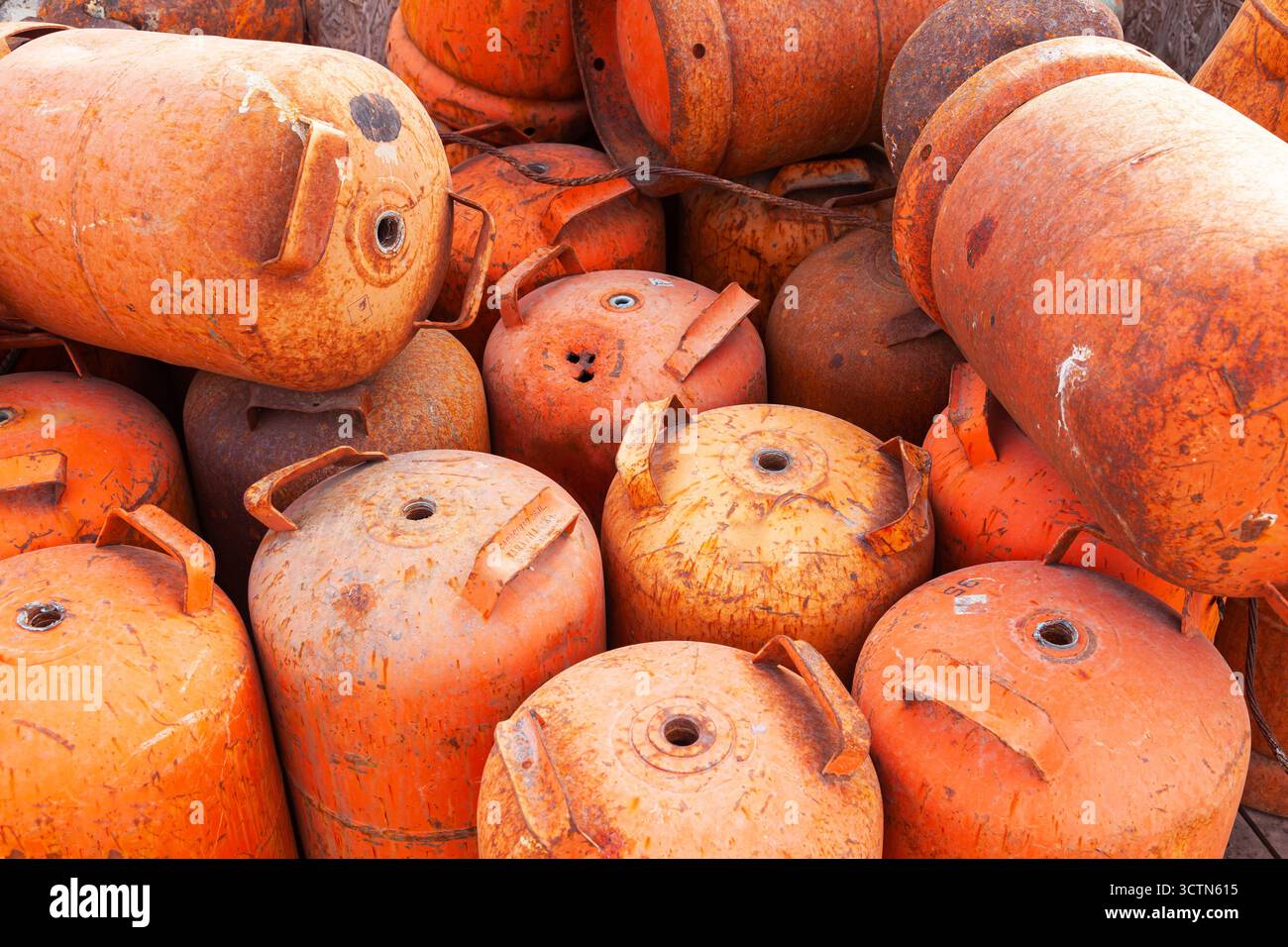 Ein Haufen alter gebrauchter Gasflaschen kleiner Größe. Metallschrott aus Gasflaschen. Stockfoto