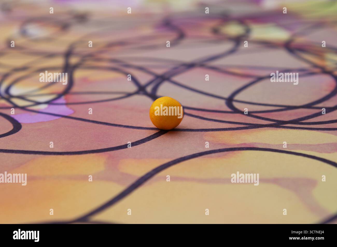 Sphere bewegt sich auf einem komplizierten Weg Stockfoto