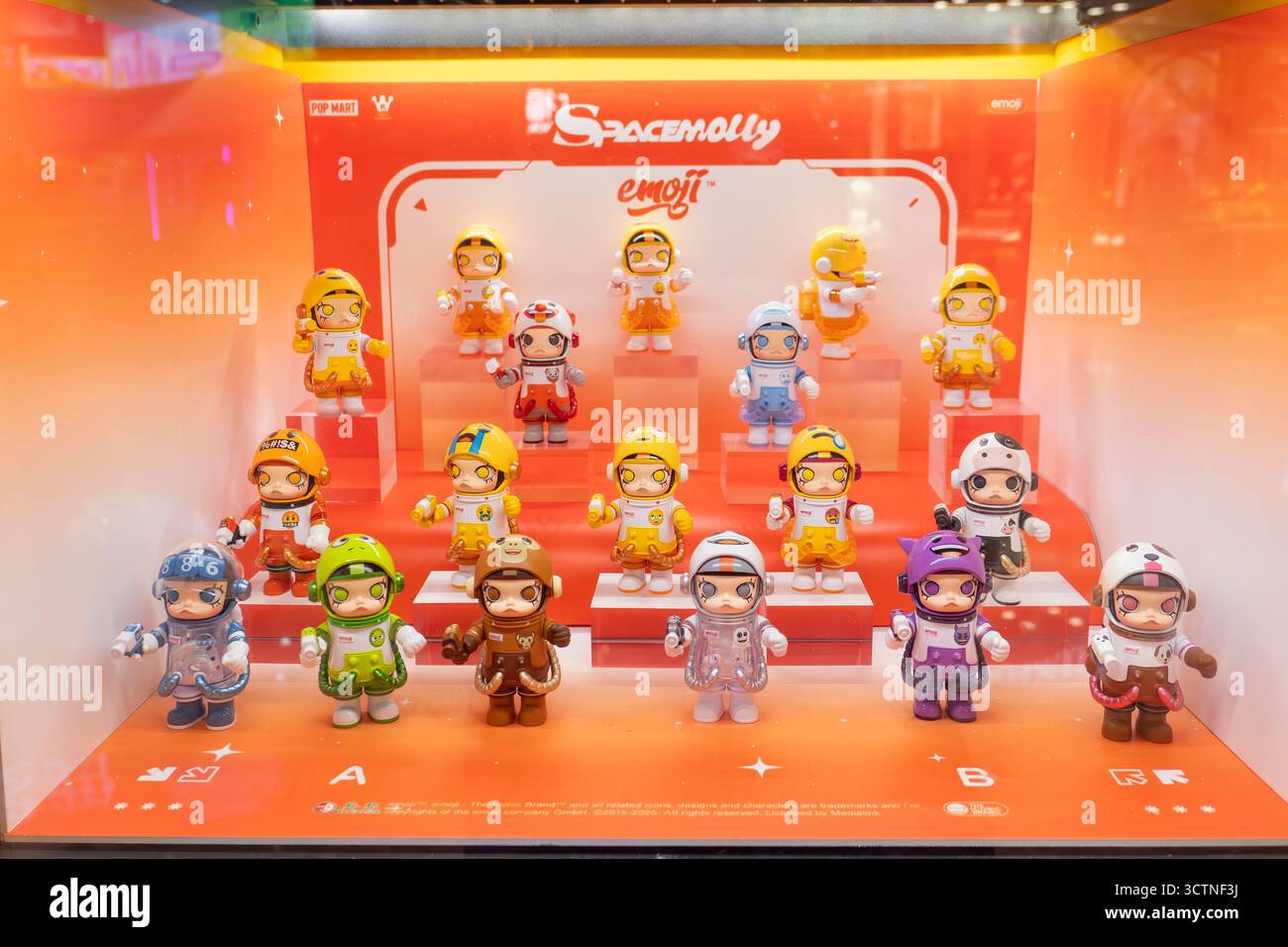 QingYuan Guangdong China-5. Oktober 2025: Eine lebendige Ausstellung von Space Molly x Emoji Figuren zeigt farbenfrohe, weltraumorientierte Charaktere. Stockfoto