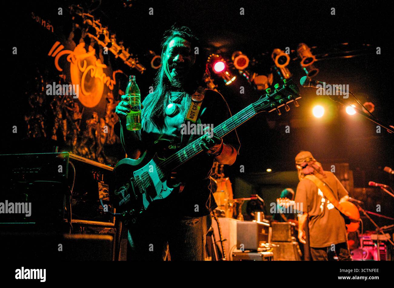 Pi-Mee, carabao's Lead Gitarre, nimmt eine Bremse mit Sodawasser (Thailand's best Folk/Rock and Roll Band bekannt), Bangkok, Thailand. © kraig Lieb Stockfoto