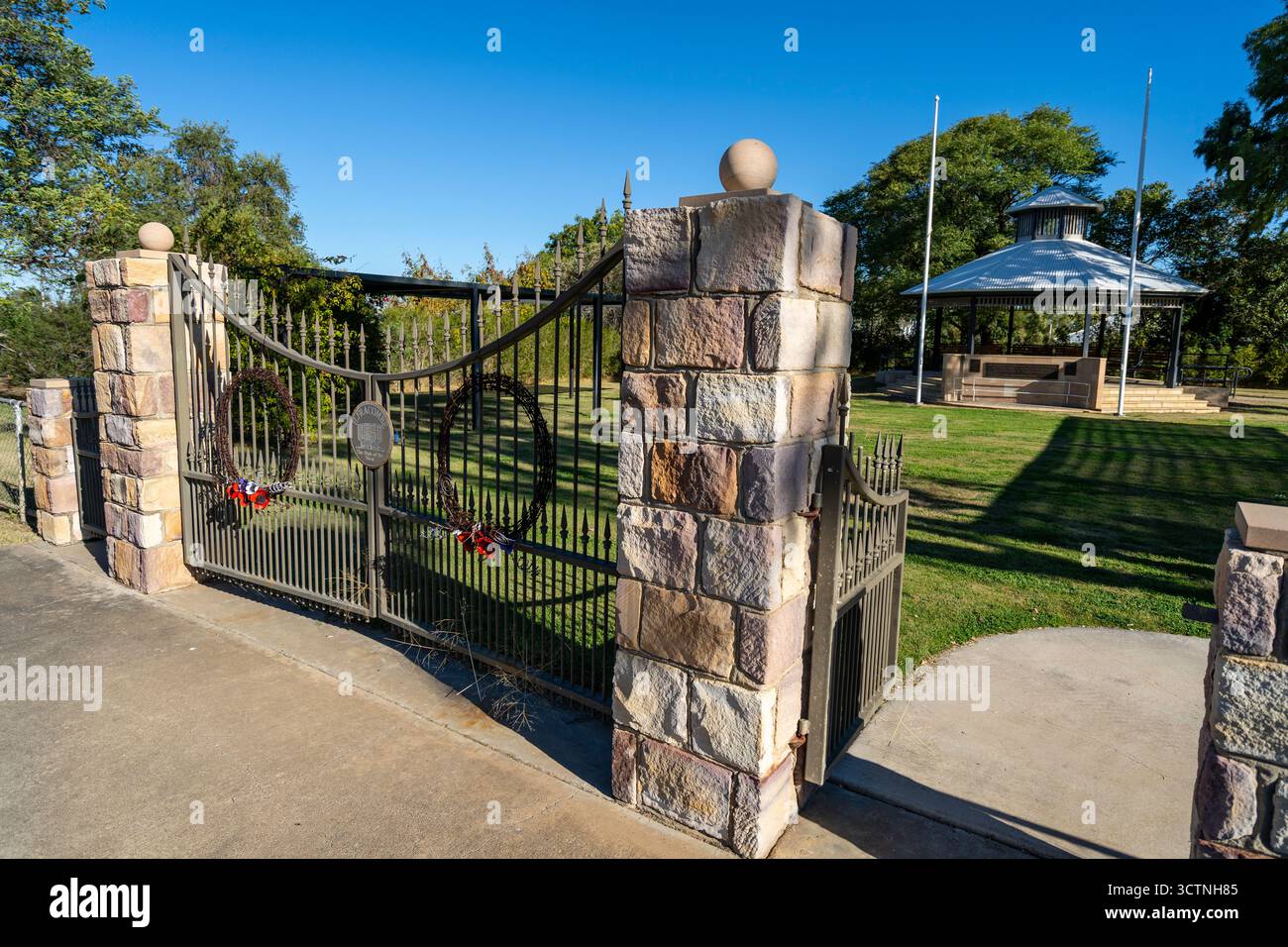 Schmiedeeiserne Tore zum Ilfracombe Memorial Park, Ilfracombe, Queensland, Australien Stockfoto