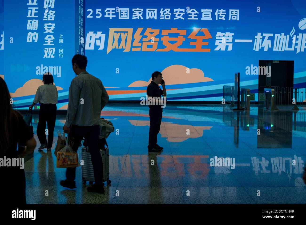 Die Veranstaltung der China National Cybersecurity Awareness Week 2025 fand an einem Bahnhof in Shanghai, China, statt. 19-Sep-2025 Stockfoto