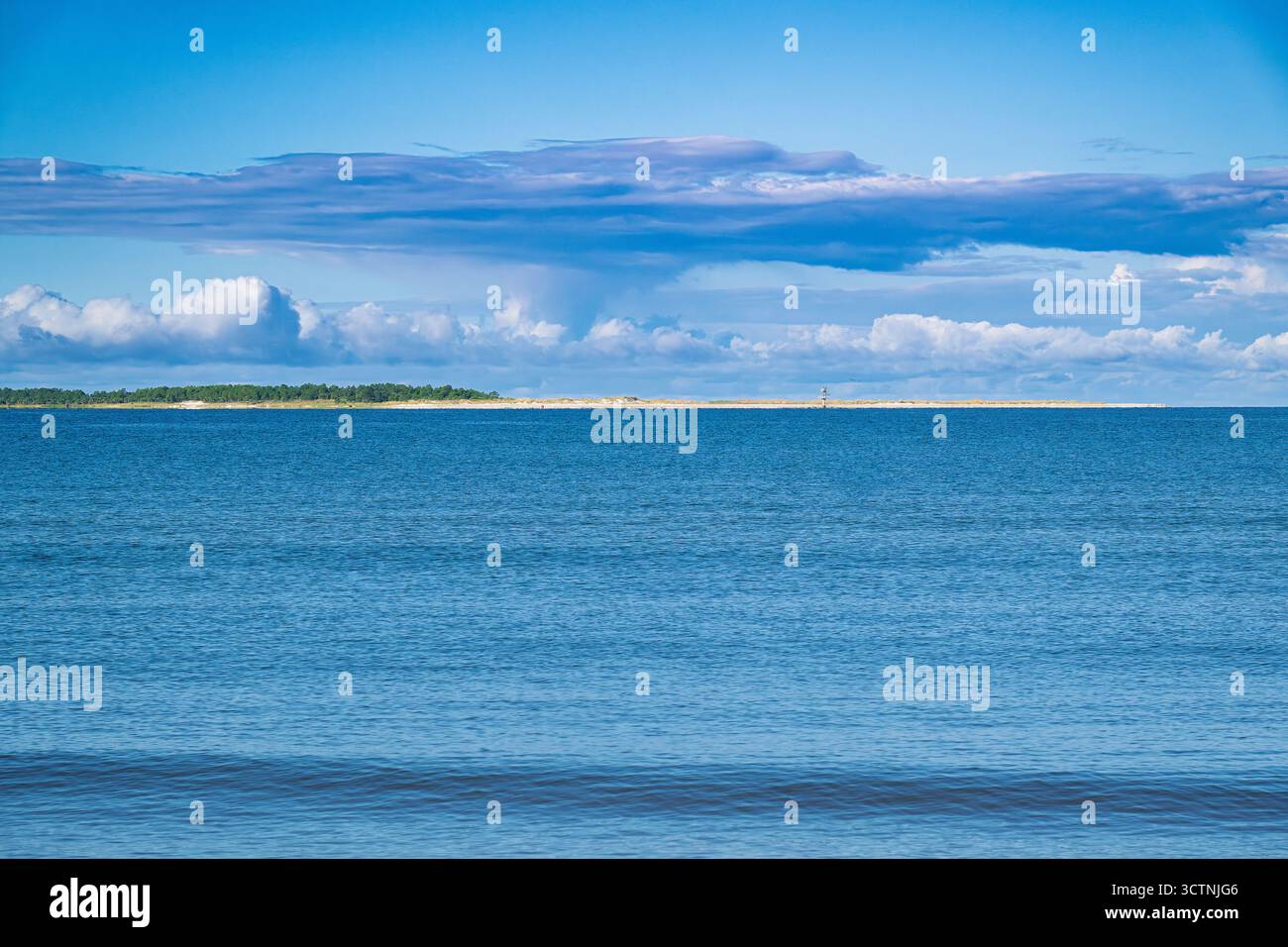 Blick über den Golf von Mexiko am Cape San Blas Florida, Port St. Joe Blue Water Wolke Scene Blue Sky Stockfoto