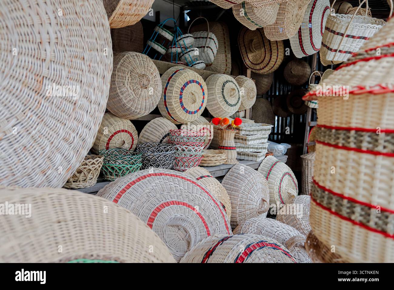 Traditioneller Markt mit Waren aus Rattan, Bambus und Palmblättern. Stockfoto