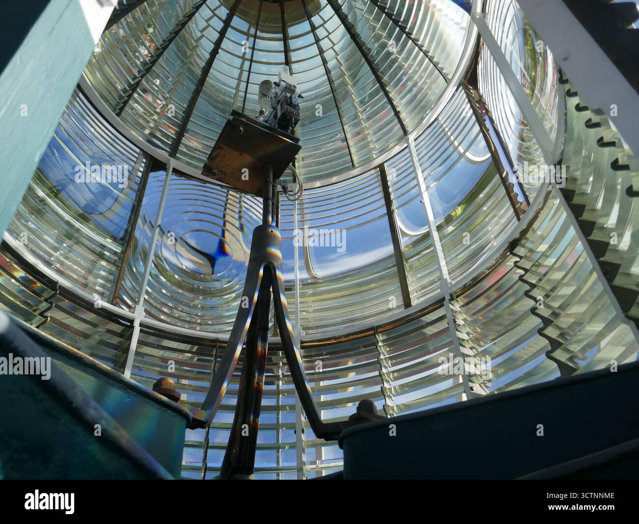 Innenansicht des historischen Leuchtturms Fresnel mit Leuchtelement in der Mitte Stockfoto