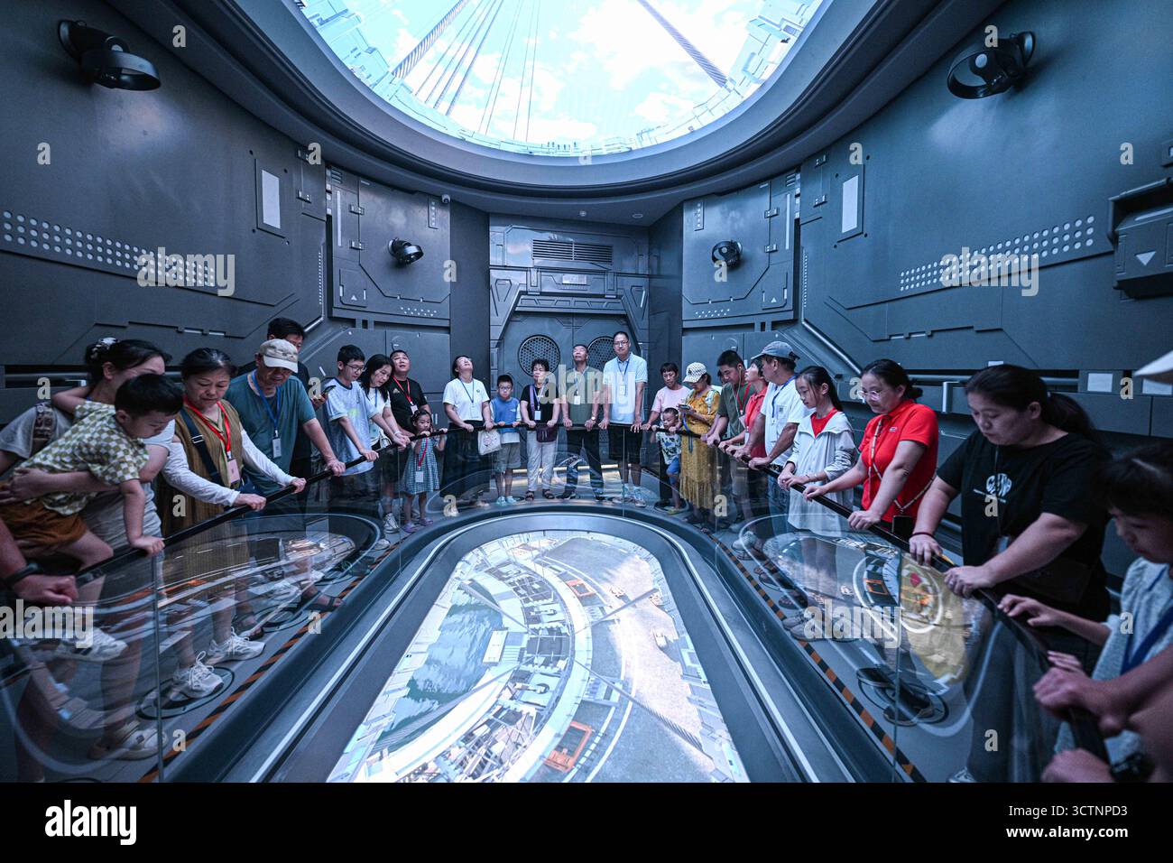 (251008) -- PEKING, 8. Oktober 2025 (Xinhua) -- Menschen besuchen das Wenchang Aerospace Science and Education Center in Wenchang, südchinesischer Provinz Hainan, 7. Oktober 2025. Das Modernisierungsprojekt des Wenchang Aerospace Science and Education Center steht kurz vor dem Abschluss. In Vorbereitung auf seine offizielle Eröffnung ist das Zentrum für eine begrenzte Zeit kostenlos für die Öffentlichkeit zugänglich, sodass Besucher seinen Betrieb und seine Dienstleistungen aus erster Hand erleben können. Nach der Renovierung bietet die Ausstellung jetzt immersive Erfahrungen in der Geschichte der Luft- und Raumfahrt, Raketenstarts, Weltraumwissenschaften und zukünftigen Entdeckungen. ( Stockfoto