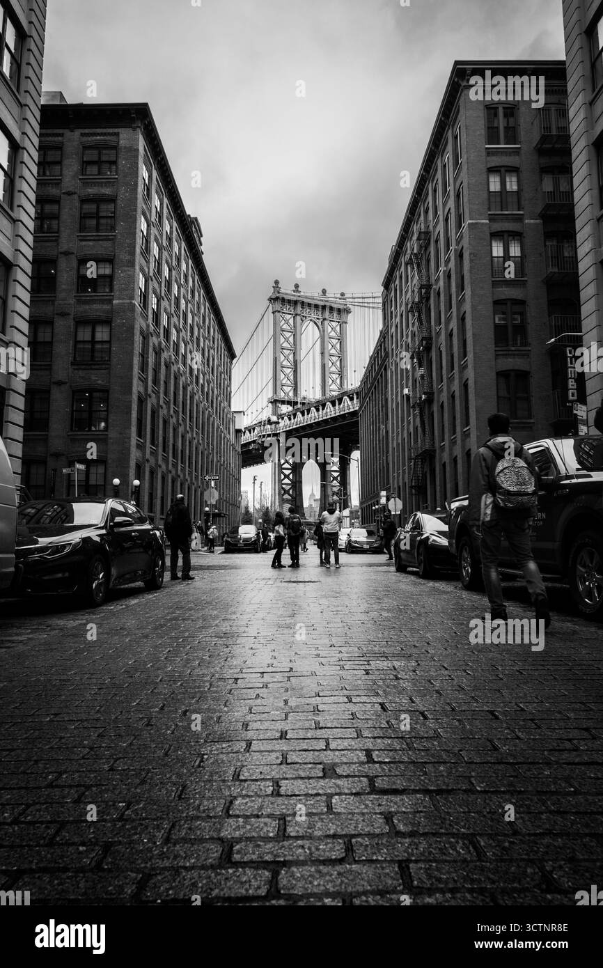 Blick auf die Stadt mit Leuten, die zu einer Brücke gehen. Stockfoto