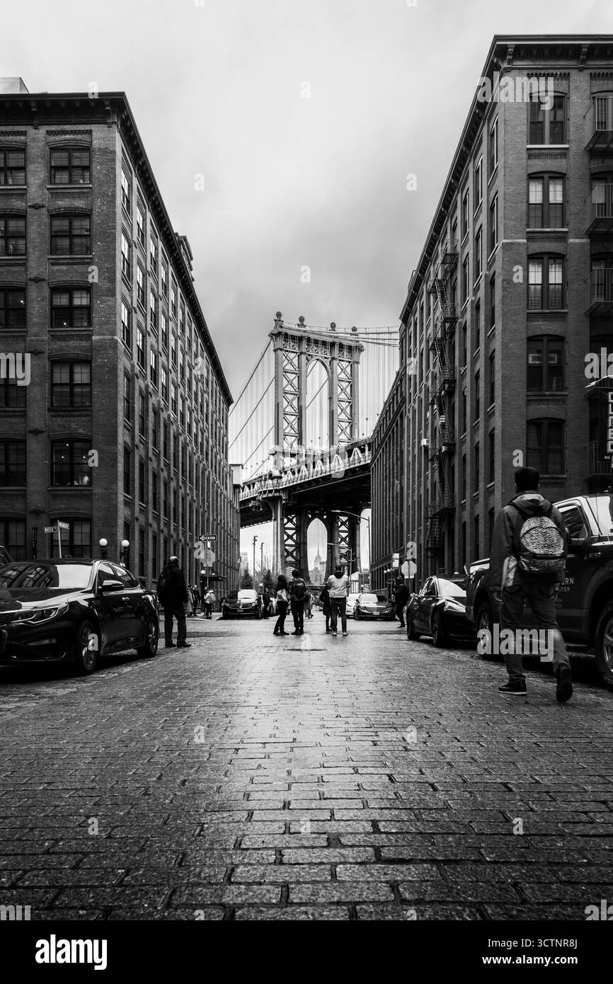 Blick auf die Stadt mit Leuten, die zu einer Brücke gehen. Stockfoto