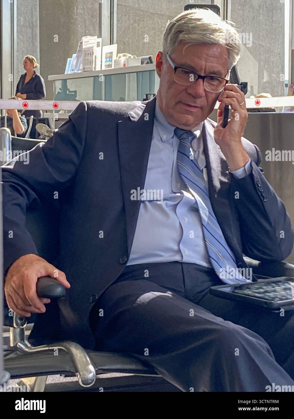 3. Oktober 2025, Alexandria, VA – Senator Sheldon Whitehouse (D-RI) spricht am Telefon, während die US-Regierung am dritten Tag der Schließung ist. Stockfoto