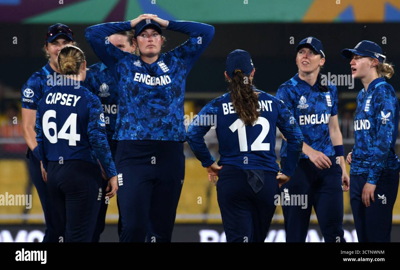 Guwahati, Guwahati, Indien. Oktober 2025. Englands Spieler beim ICC Women Cricket World Cup Spiel zwischen Bangladesch und England im ACA Stadion in Guwahati Indien am Dienstag, den 7. Oktober 2025.Foto-DASARATH DEKA (Foto: © Dasarath Deka/ZUMA Press Wire) NUR REDAKTIONELLE VERWENDUNG! Nicht für kommerzielle ZWECKE! Stockfoto