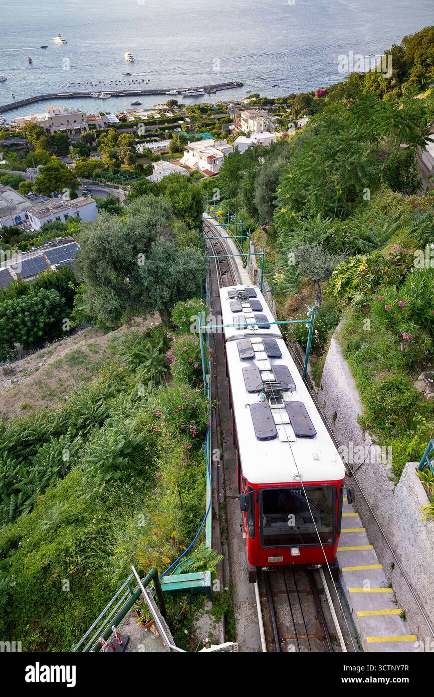 Capri, Standseilbahn, Standseilbahn, Seilbahn Capri, Hanglage, Luftaufnahme, vertikale Ansicht, Draufsicht, Port, marina, Hafen, Meer, Küste, rai Stockfoto