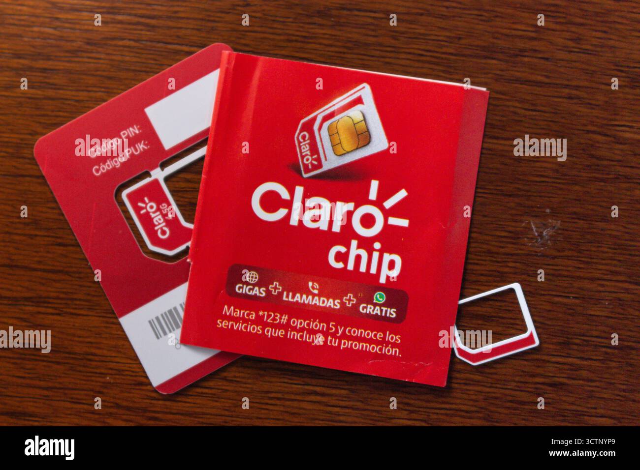 Claro Ecuador SIM-Kartenpaket mit Chiphalter und Promotion. Übersetzung : Wählen Sie *123#, wählen Sie 5, und finden Sie heraus, welche Services in Ihrer Aktion enthalten sind Stockfoto