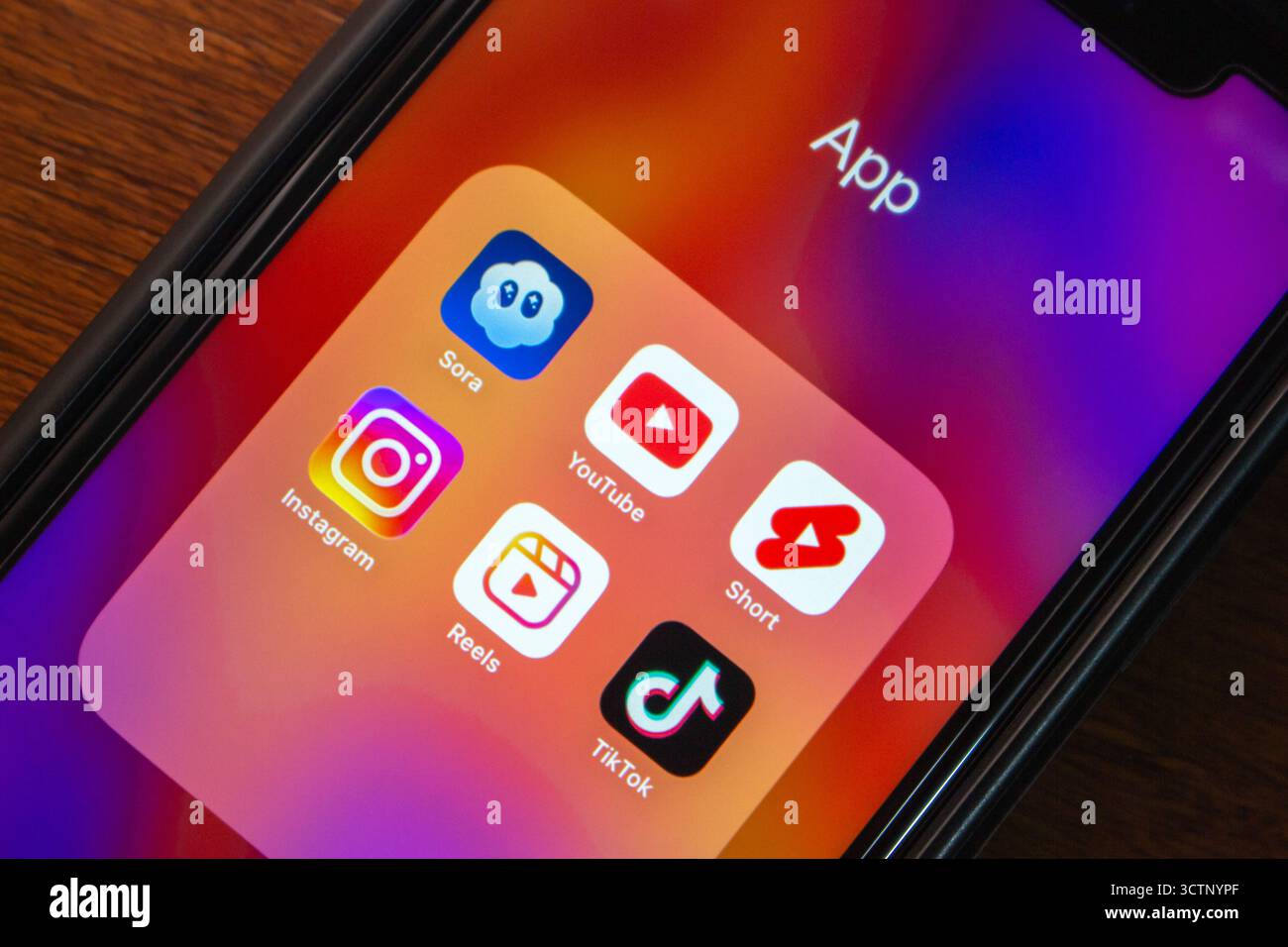 Ein Ordner mit kurzen Video- und Social-Media-Konzeptsymbolen wie TikTok, YouTube und Shorts, Instagram und Reels und OpenAI's Sora. Stockfoto