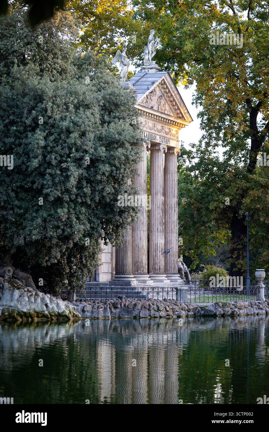 Tempel des Asklepius, Villa Borghese See, Rom, Italien Stockfoto
