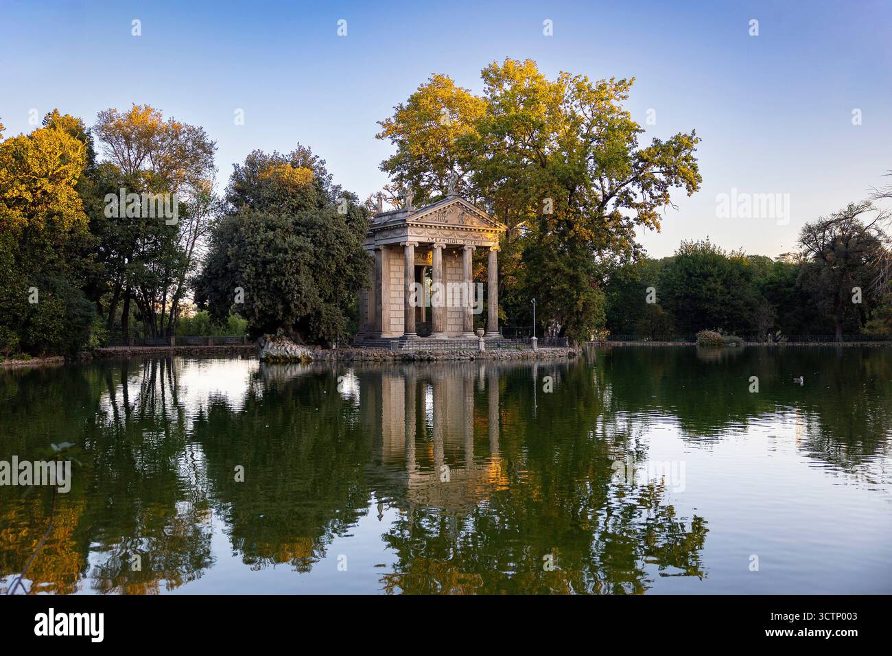 Tempel des Asklepius, Villa Borghese See, Rom, Italien Stockfoto